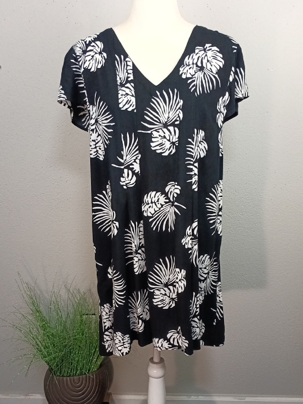 Peppermint Bay Black & White Palm Leaf Printed Short Sleeve Mini Dress sz M